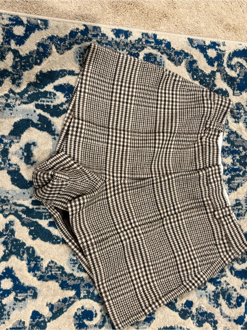 Doen Black & White Plaid Knit Shorts fit like 2’s